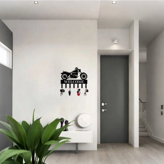 Porte-clés mural moto custom dans un intérieur moderne