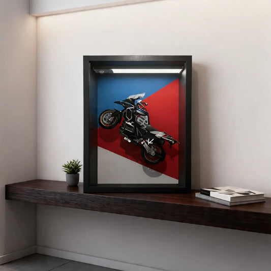 Tableau 3D LED R1250 GS livrée M en situation salon - décoration murale moto adventure lumineuse verticale