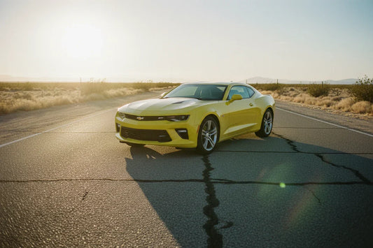 Camaro SS jaune sur route américaine au coucher du soleil — tableau 3D LED muscle car décoration murale