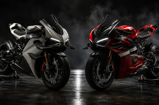 Ducati Superleggera V4 en blanc mat et carbone sur fond sombre — miniature moto collection 1:7