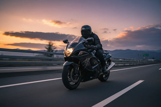 Hayabusa sur route japonaise au coucher du soleil, hypersportive légendaire, ambiance cinématique