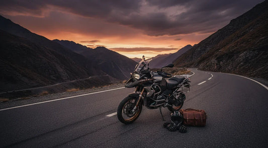 Motard autonome sur route isolée de nuit, kit 4-en-1 compact dans le sac à dos