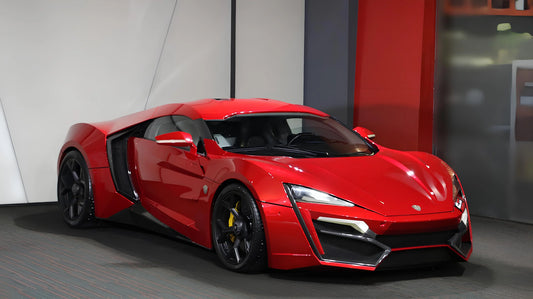 Lykan HyperSport rouge devant les gratte-ciels de Dubaï de nuit, hypercar exclusive 7 exemplaires