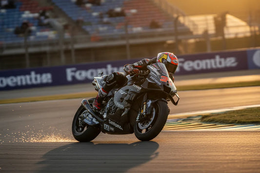Moto MotoGP à pleine vitesse sur circuit au crépuscule — dernière saison des 1000 cm³ en 2026