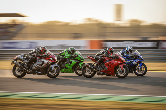 Cinq motos les plus rapides en 2026 en action sur circuit : Suzuki Hayabusa, Kawasaki H2, Ducati Superleggera V4, BMW S1000RR et Yamaha R1M