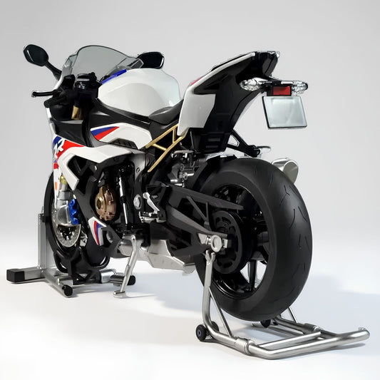 Vue arrière de la moto miniature BMW S1000RR 1:6 avec ses supports d'exposition, mettant en valeur son design sportif.
