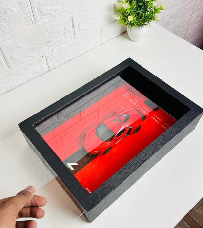 Main retirant le panneau acrylique de protection – Tableau 3D LED Lykan Hypersport