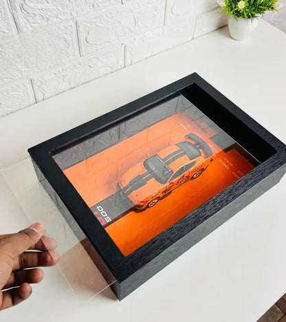 Mise en avant de la plaque acrylique démontable – Cadre mural 3D lumineux Shelby GT500