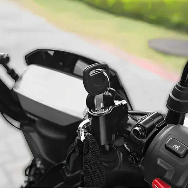 Cadenas casque moto fixé sur la moto pour sécuriser le casque