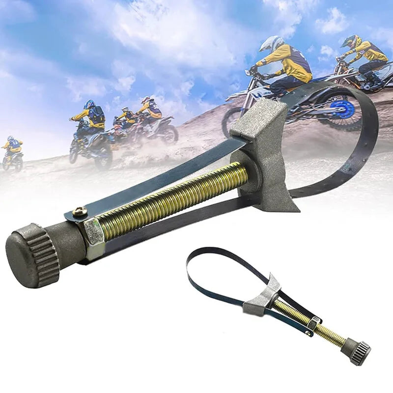 Clé à filtre à huile superposée à une scène de motocross, visuel dynamique pour véhicules tout-terrain