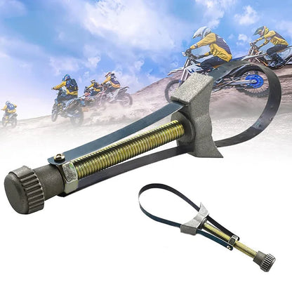 Clé à filtre à huile superposée à une scène de motocross, visuel dynamique pour véhicules tout-terrain