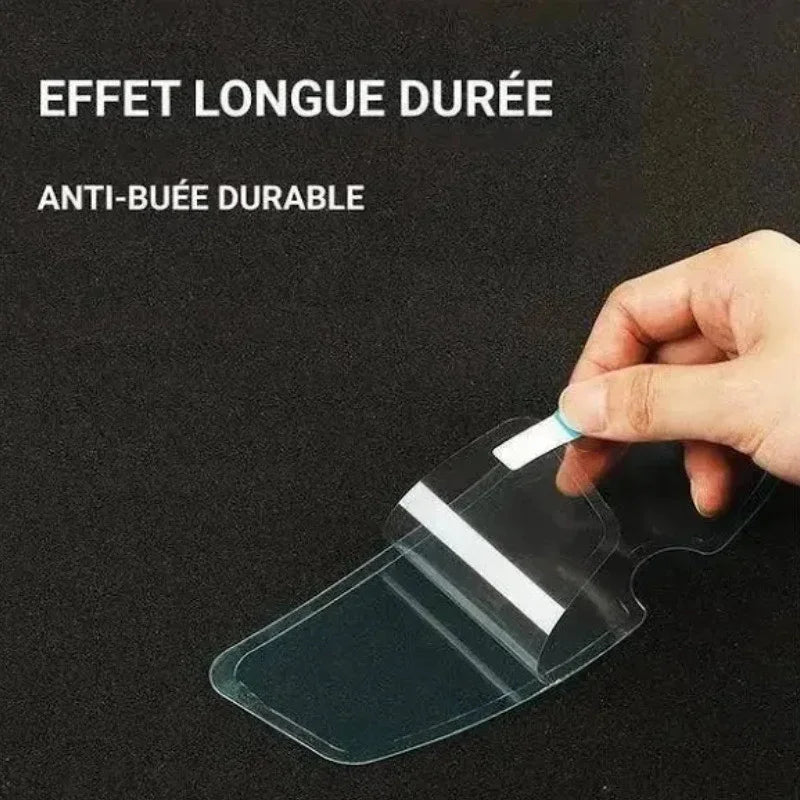 Film anti-buée en cours d'installation avec texte indiquant un effet longue durée.