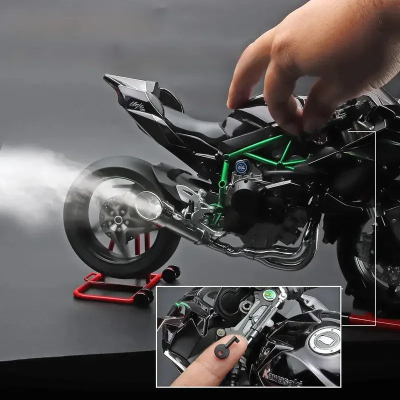 Miniature Kawasaki H2R avec main sur la poignée et clé insérée dans le contact.