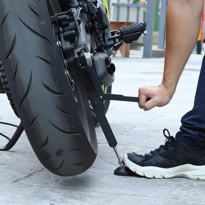 Léve moto universel – levier en action avec roue levée