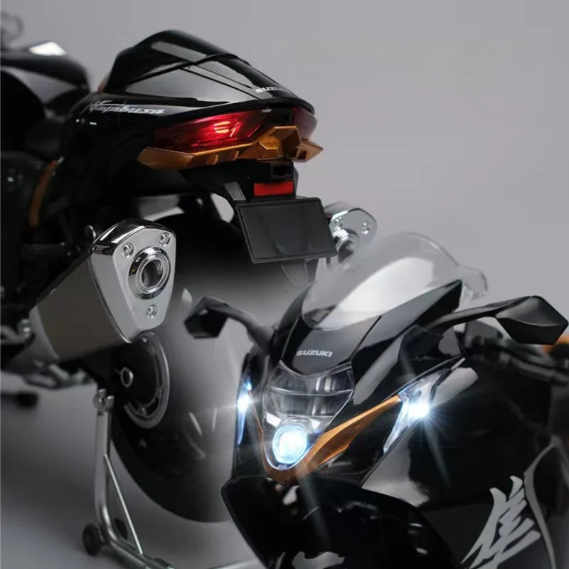 Suzuki Hayabusa 1:6 noire avec feux LED avant et arrière allumés - Effets lumineux réalistes premium