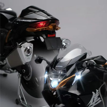 Suzuki Hayabusa 1:6 noire avec feux LED avant et arrière allumés - Effets lumineux réalistes premium