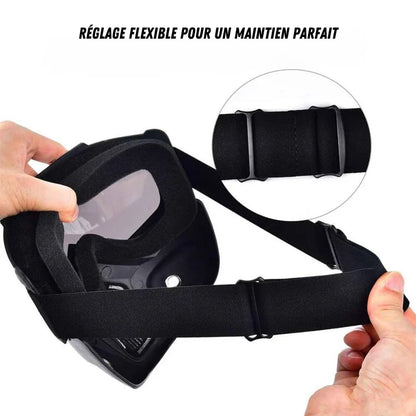 Zoom sur la sangle réglable du masque avec main ajustant le serrage