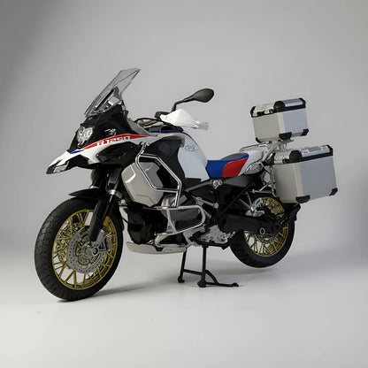 Miniature moto adventure 1/6 version tricolore blanc rouge bleu – vue avant 3/4 – modèle die-cast avec effet fumée son lumière