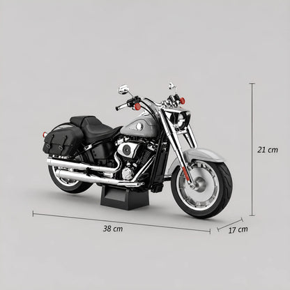 Miniature moto Fat Boy 1:6 - dimensions 38 cm longueur, 21 cm hauteur, 17 cm largeur - son moteur, lumières, fumée échappement, télécommande incluse