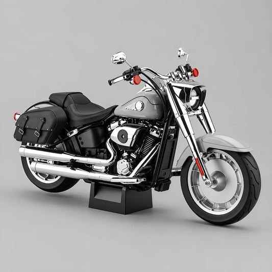 Miniature moto Fat Boy 1:6 coloris gris - réplique fidèle avec moteur V-twin chromé, sacoches et fourches avant
