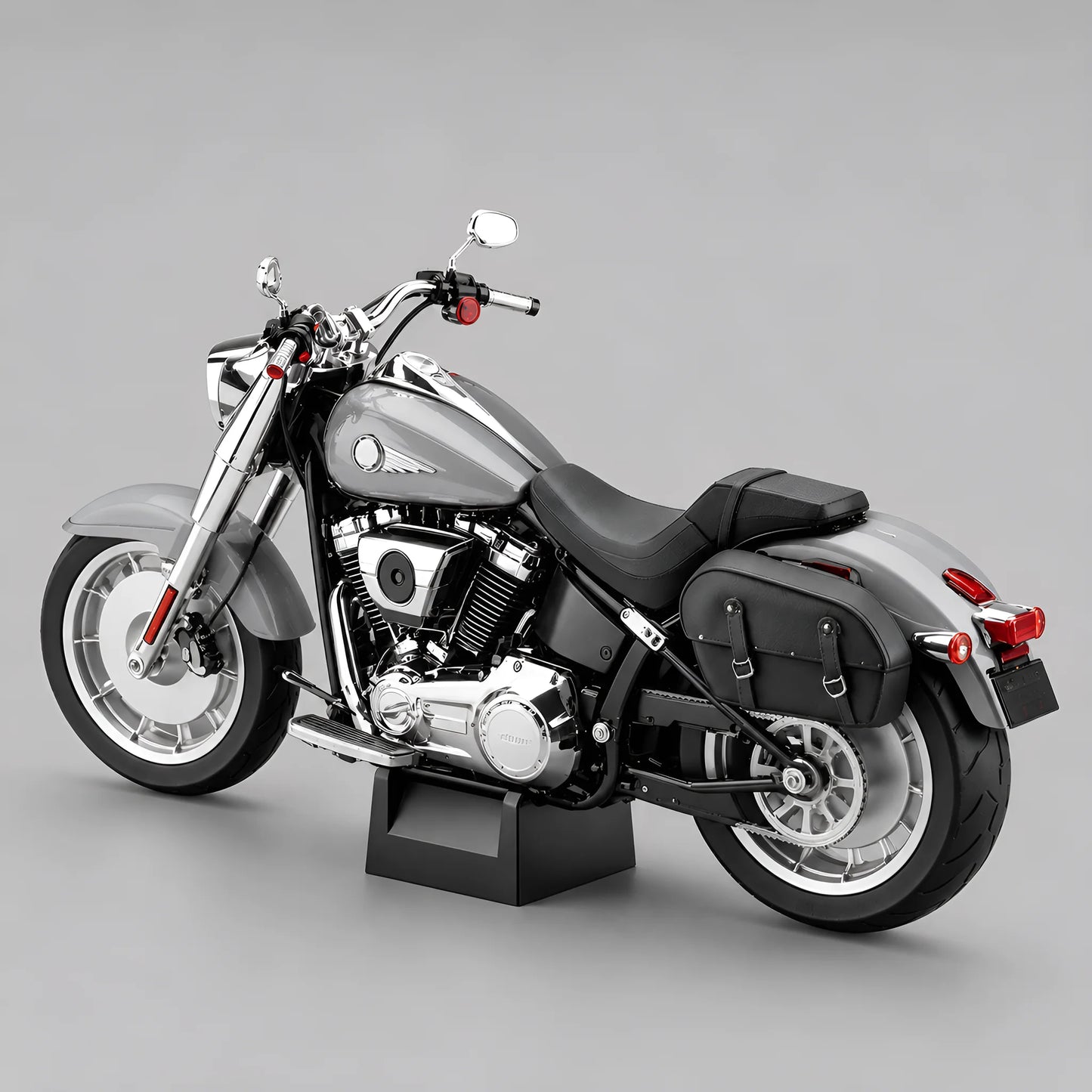 Miniature moto Fat Boy 1:6 coloris gris - vue arrière gauche, sacoches cuir, moteur V-twin chromé, son moteur, lumières et fumée échappement