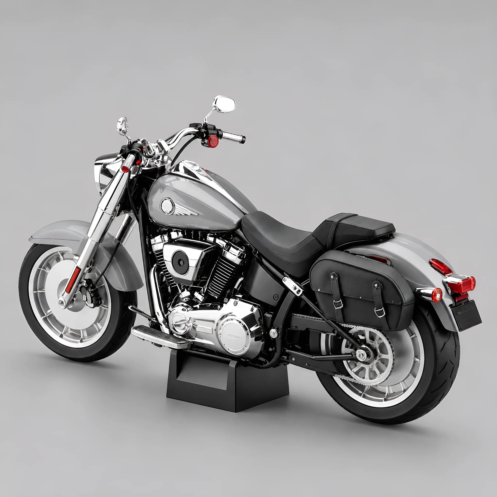 Miniature moto Fat Boy 1:6 coloris gris - vue arrière gauche, sacoches cuir, moteur V-twin chromé, son moteur, lumières et fumée échappement
