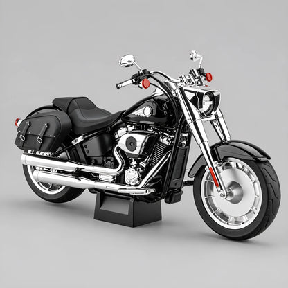 Miniature moto Fat Boy 1:6 coloris noir - réplique fidèle avec moteur V-twin chromé, sacoches et fourches avant