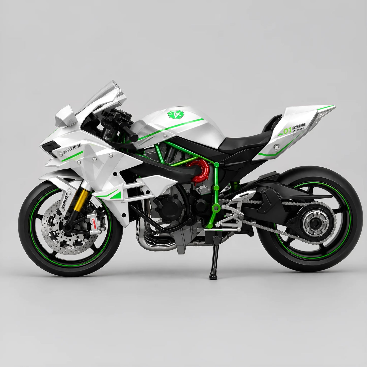 Moto miniature style H2R 1:9 — vue latérale coloris blanc, liserets verts, turbo rouge visible