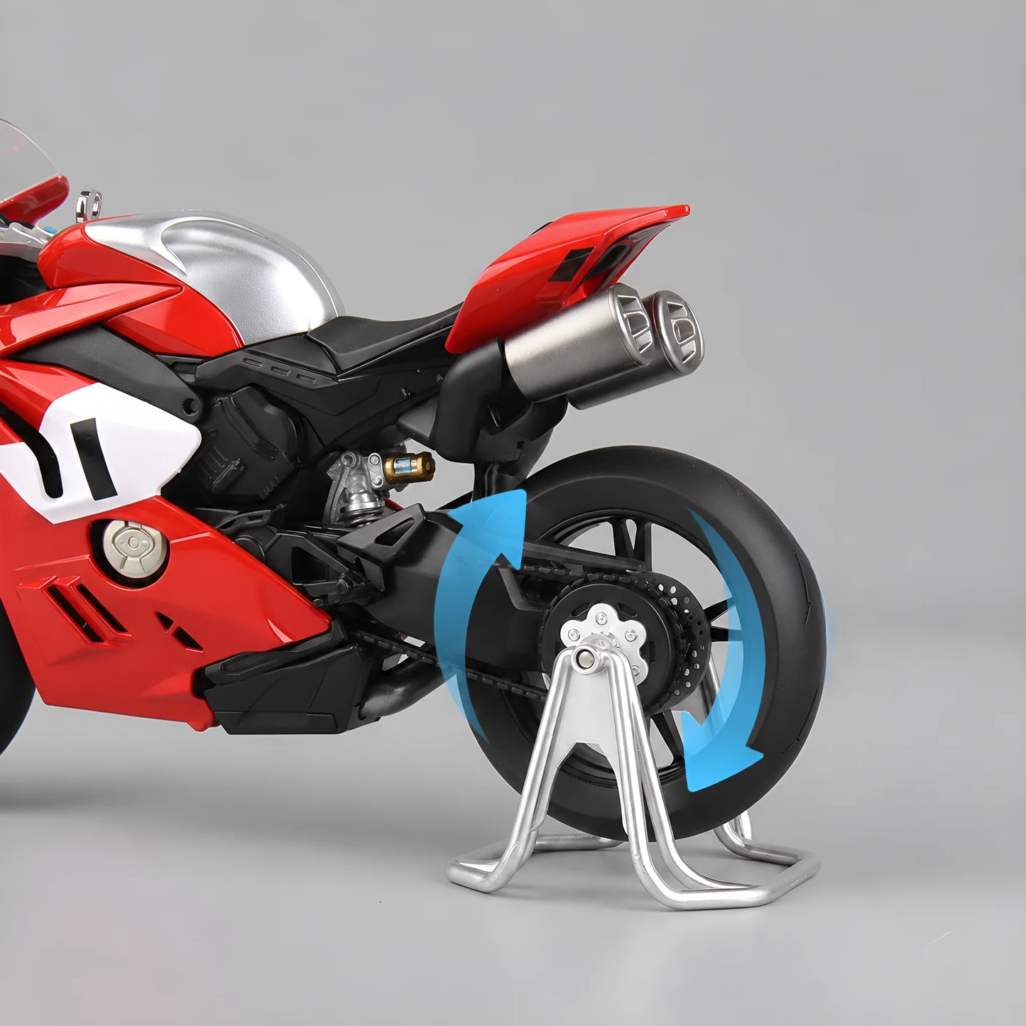 Détail roue arrière motorisée miniature style Panigale V4R 1:9 — rotation activée par la poignée d'accélérateur