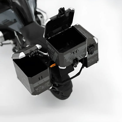 Détail top cases ouvrants miniature moto R1250GS Adventure avec intérieurs réalistes échelle 1:7