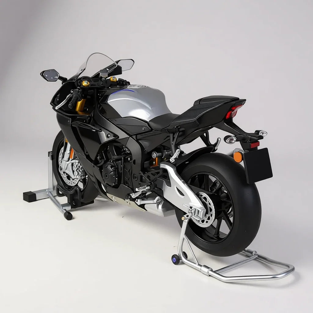 Miniature moto R1M 1/6 - Vue 3/4 arrière carbone noir réservoir argenté sur béquilles