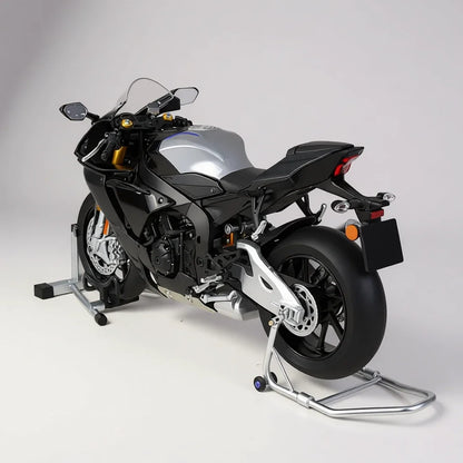 Miniature moto R1M 1/6 - Vue 3/4 arrière carbone noir réservoir argenté sur béquilles