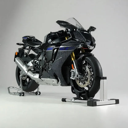 Miniature moto R1M 1/6 carbone noir - Vue 3/4 avant droit fourches dorées 