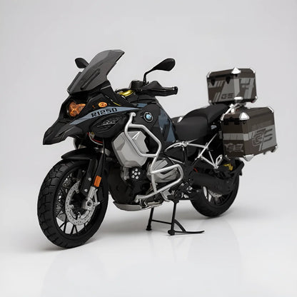Maquette moto trail R1250GS noire échelle 1:7 avec top cases ouvrants et détails réalistes