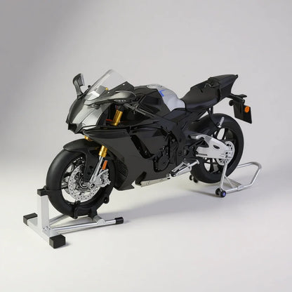 Maquette moto R1M échelle 1/6 alliage - Vue 3/4 avant gauche carbone noir béquilles présentation