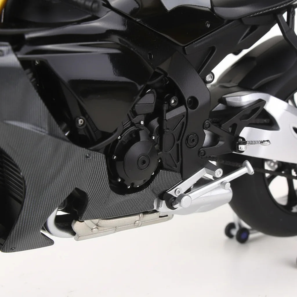 Miniature sportive R1M 1/6 - Détail macro moteur châssis carbone repose-pieds argent chaîne