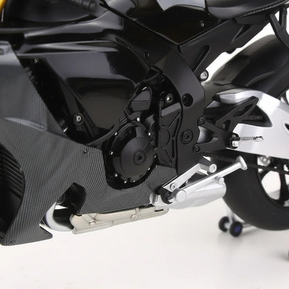 Miniature sportive R1M 1/6 - Détail macro moteur châssis carbone repose-pieds argent chaîne