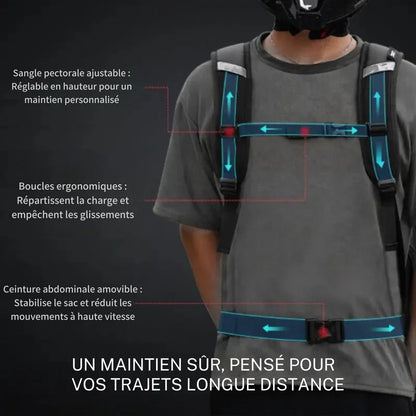 Sangles ergonomiques et ceinture abdominale du sac à dos moto pour un maintien optimal.