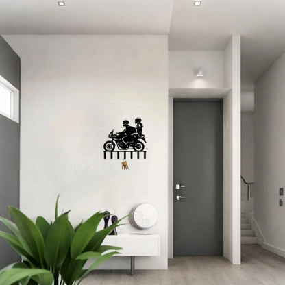 Porte-clés mural duo motard dans un intérieur moderne