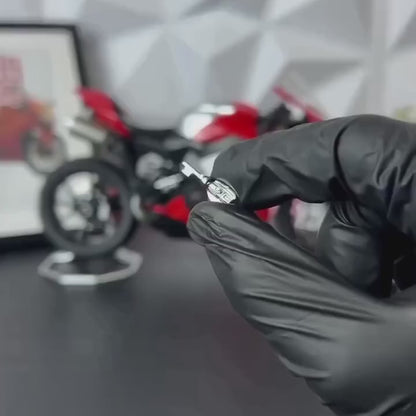 Démonstration miniature moto style Panigale V4R 1:9 — mise en marche, roue arrière motorisée et effets lumineux