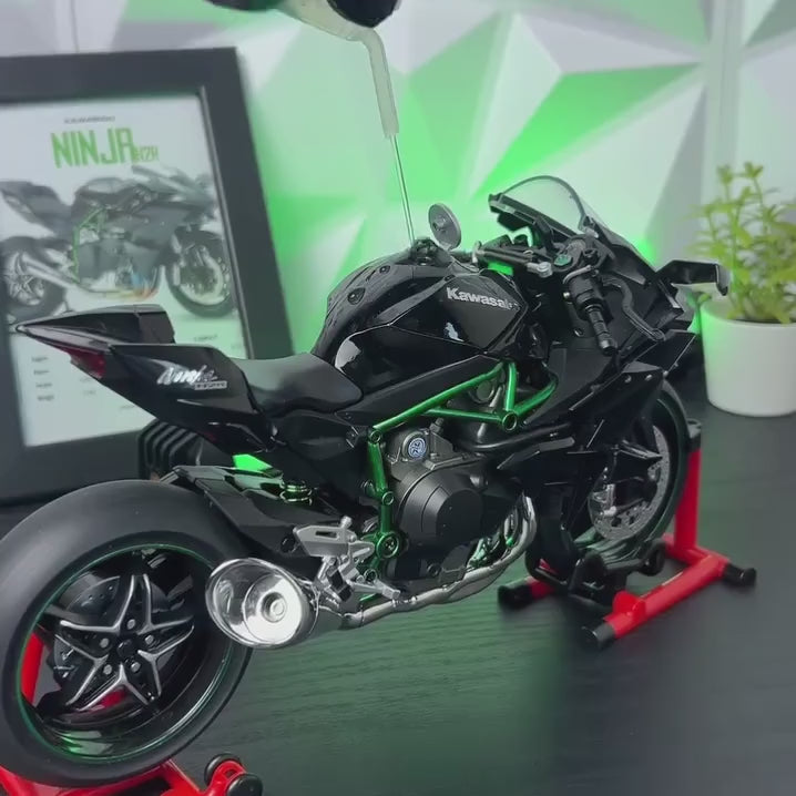 Démonstration miniature moto Ninja H2R 1:9 — mise en marche, roue arrière motorisée et effet fumée