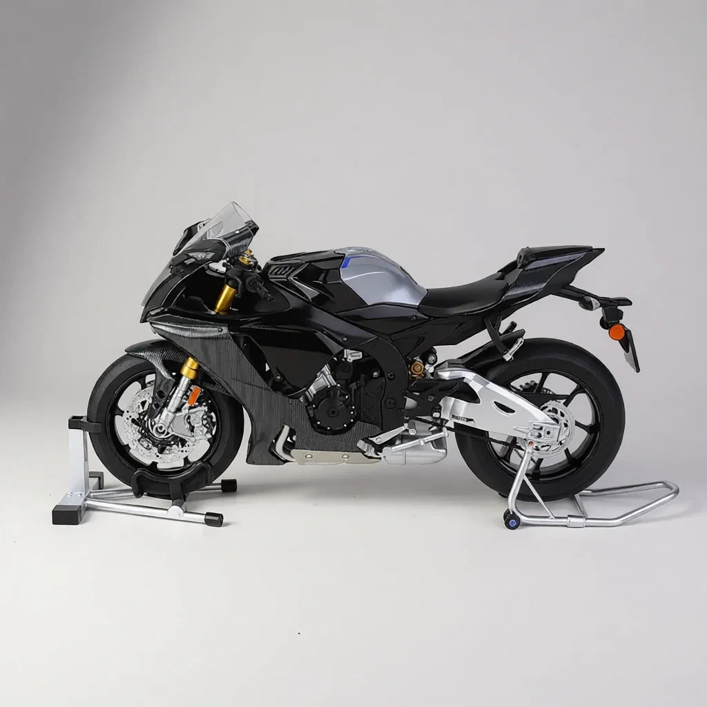 Maquette moto R1M échelle 1/6 - Profil gauche complet carbone noir béquilles stand studio