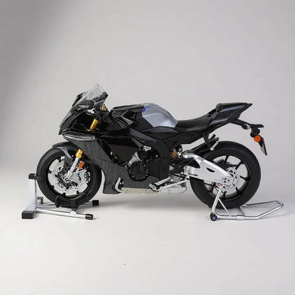 Maquette moto R1M échelle 1/6 - Profil gauche complet carbone noir béquilles stand studio