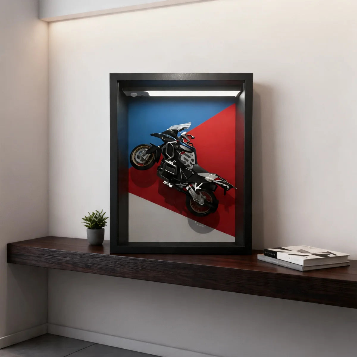 Tableau 3D LED R1250 GS livrée M en situation salon - décoration murale moto adventure lumineuse verticale