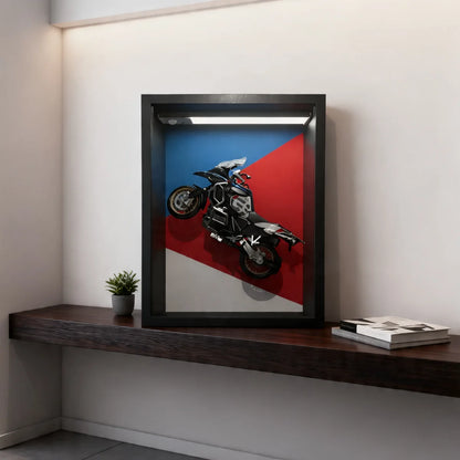 Tableau 3D LED R1250 GS livrée M en situation salon - décoration murale moto adventure lumineuse verticale