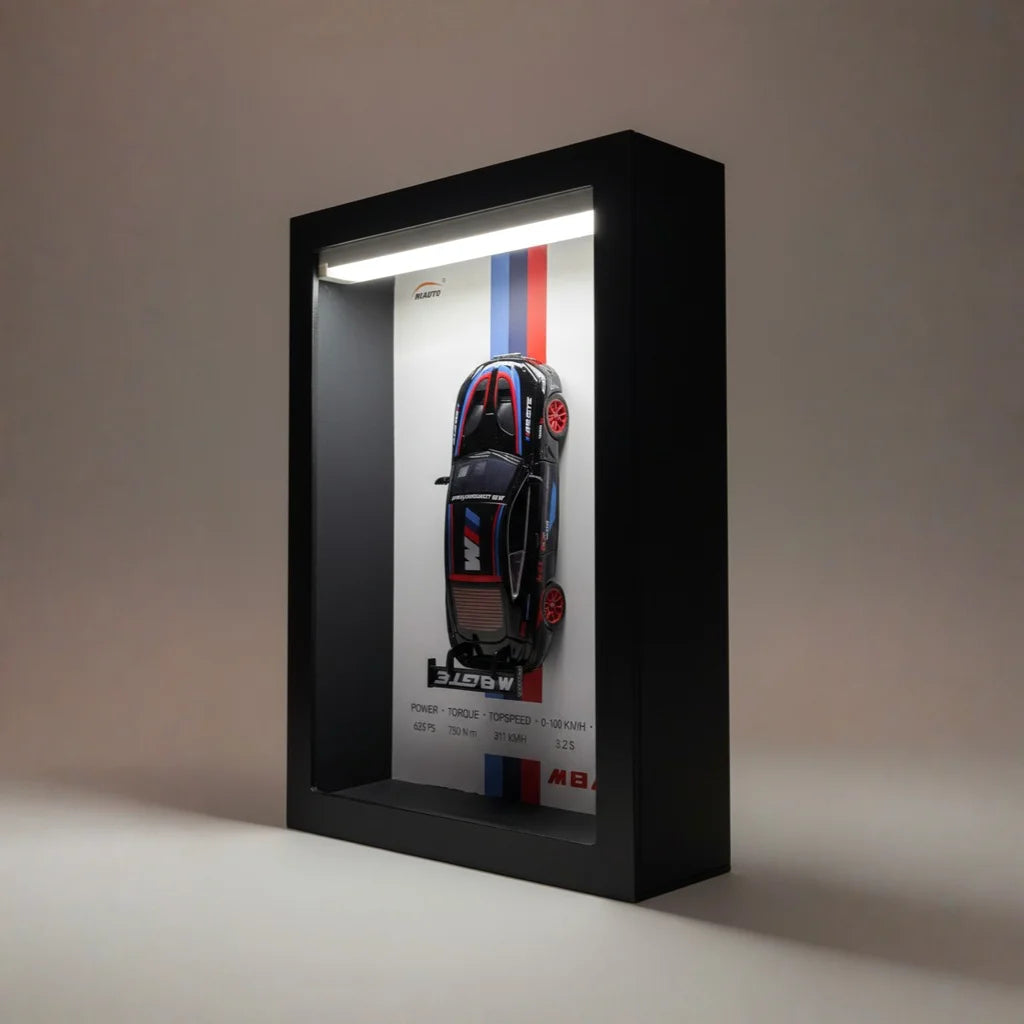 Tableau 3D LED M8 livrée M vue trois quarts droite - déco murale voiture de course