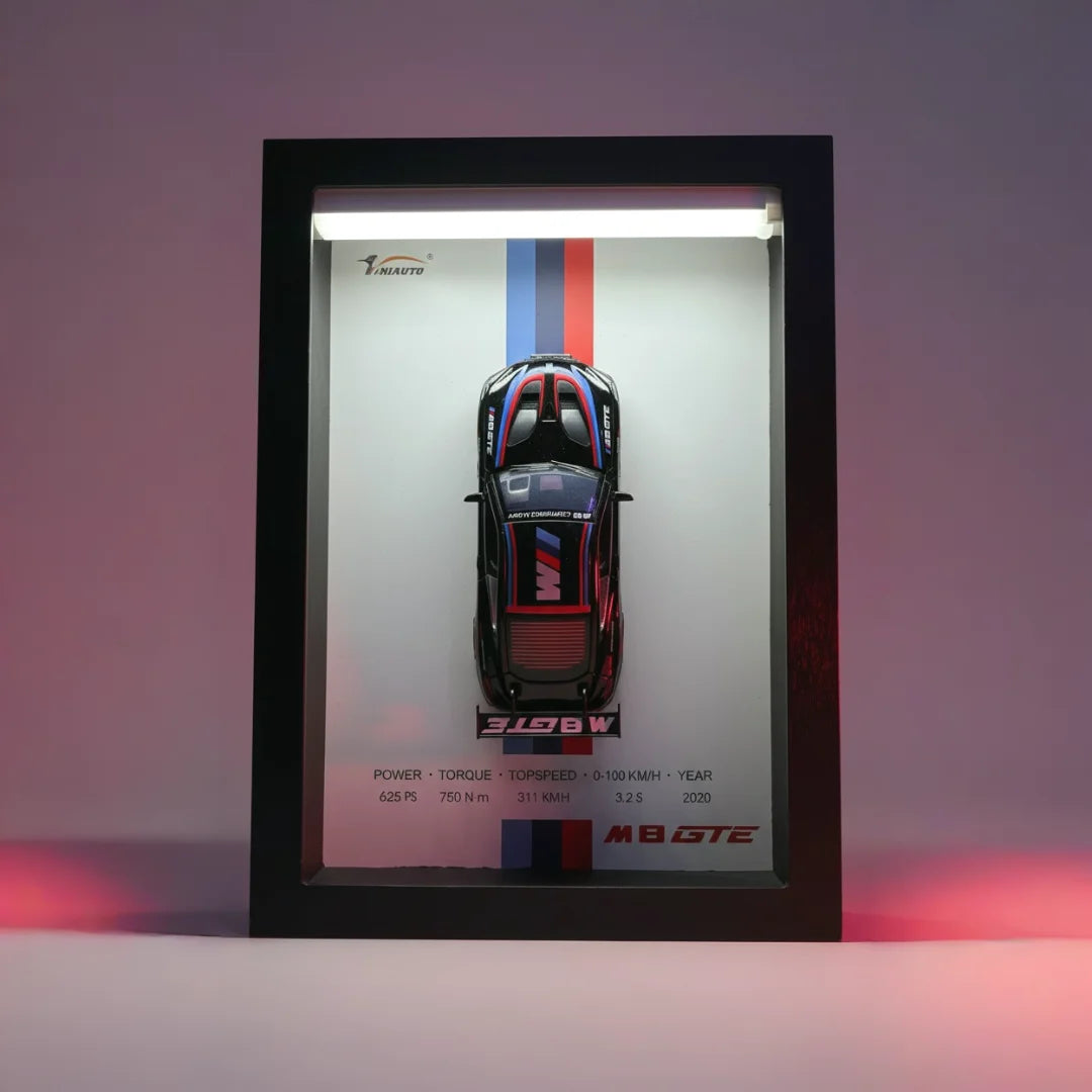 Tableau 3D LED GTE noir livrée M vue face - décoration murale avec voiture miniature